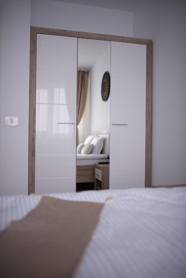 Apartament Denissia Орадя Экстерьер фото