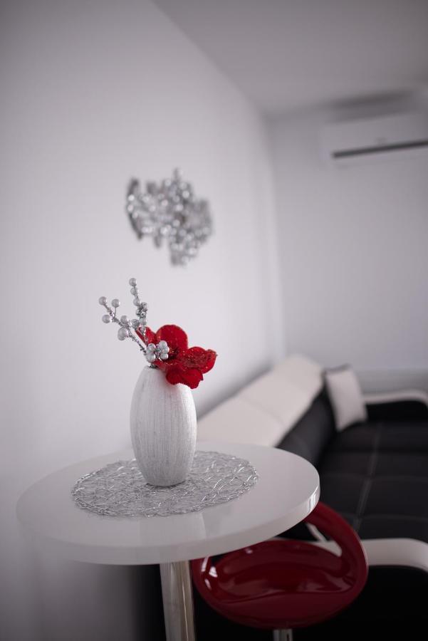 Apartament Denissia Орадя Экстерьер фото